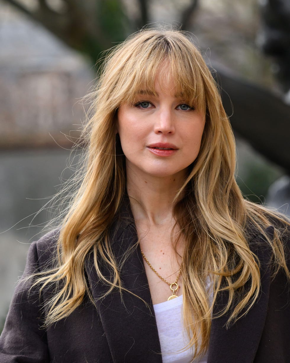 Mid-Back Ash Blonde With Face Framing Curtain Bangs, Wavy Mid-Back Ash Blonde With Face Framing Curtain Bangs, Wavy — Trendy Bangs Style