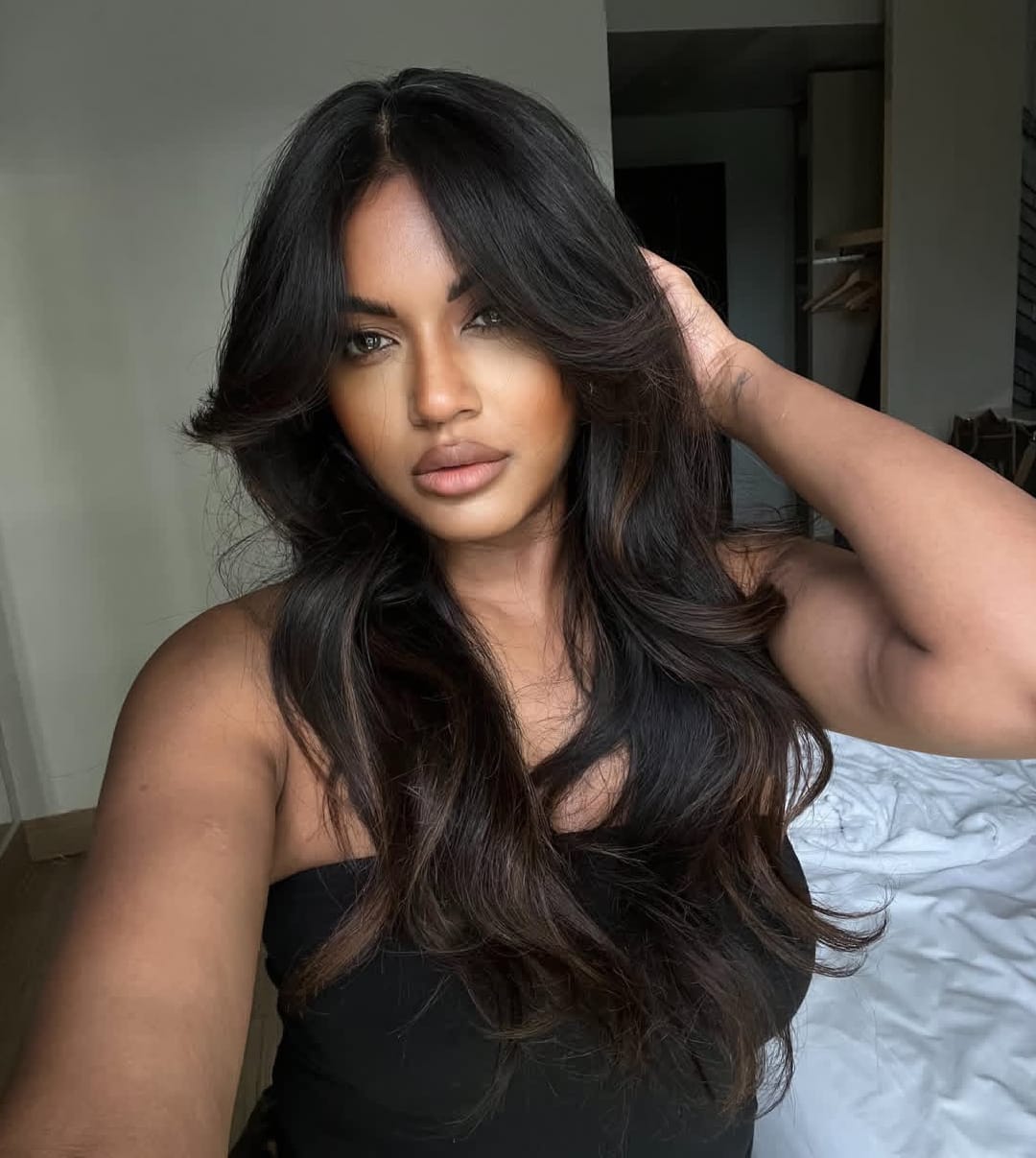 Mid-Back Wavy Dark Brown With Prominent Curtain Bangs, Middle Mid-Back Wavy Dark Brown With Prominent Curtain Bangs, Middle — Trendy Bangs Style