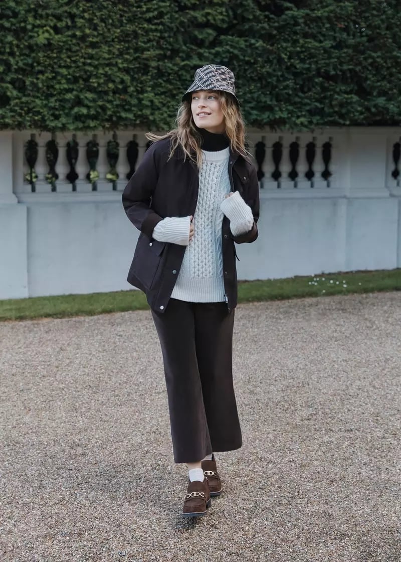 Dark Barn Jacket with Cream Cable Knit Sweater Dark Barn Jacket with Cream Cable Knit Sweater — Trendy Barn Jacket Outfit