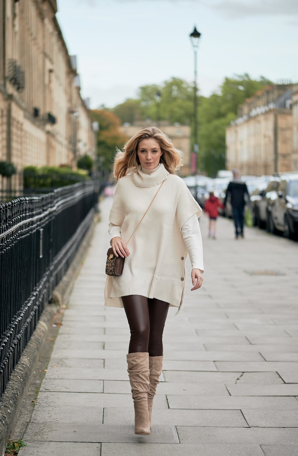 Cream Turtleneck Poncho with Leggings and Suede Boots Cream Turtleneck Poncho with Leggings and Suede Boots — Trendy Basic Outfits