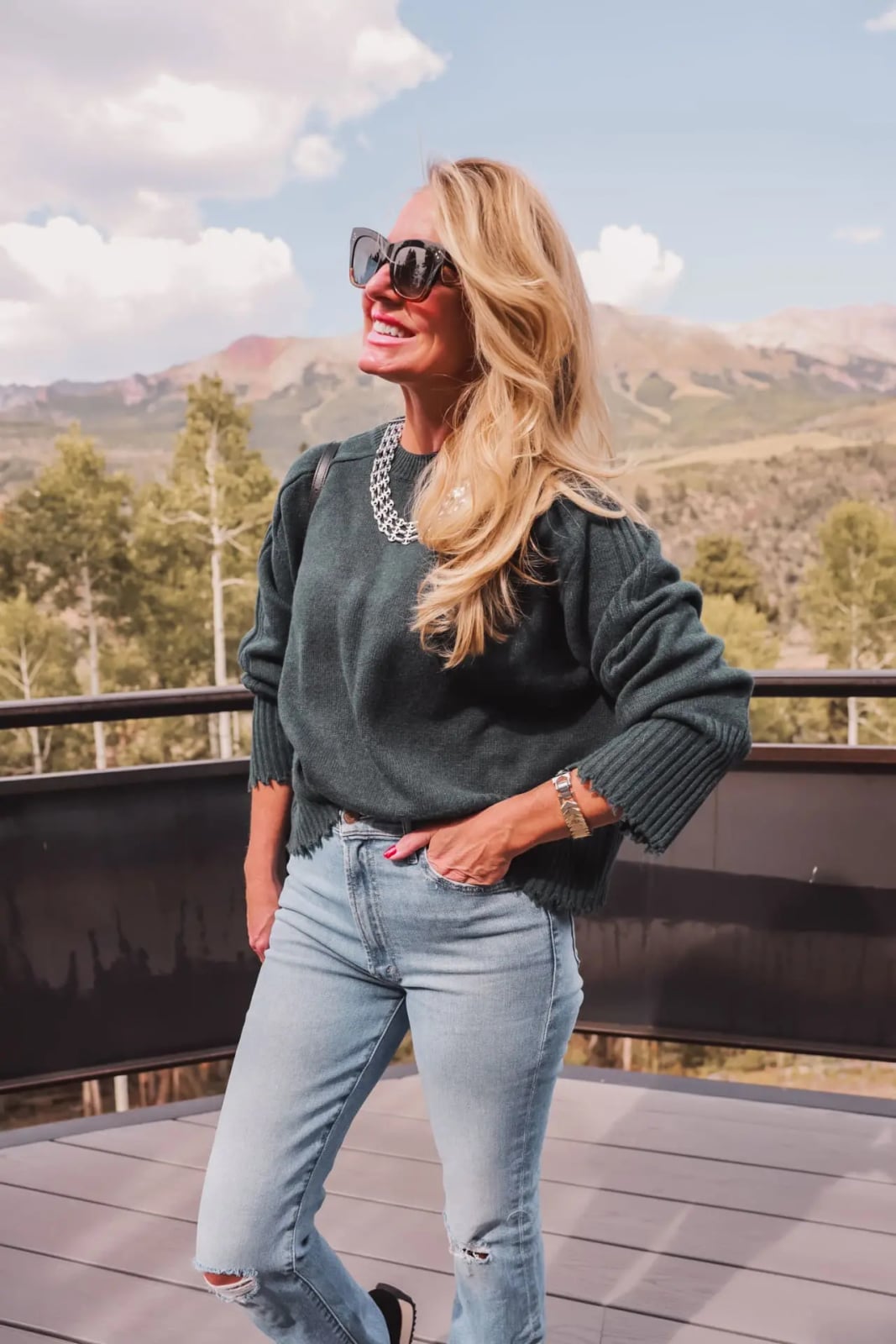 Dark Green Sweater with Straight Leg Jeans and Chunky Necklace Dark Green Sweater with Straight Leg Jeans and Chunky Necklace — Trendy Basic Outfits