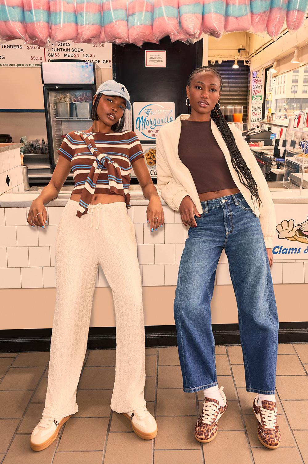 Cropped Tops with Wide-Leg Trousers and Sneakers Cropped Tops with Wide-Leg Trousers and Sneakers — Trendy Basic Outfits