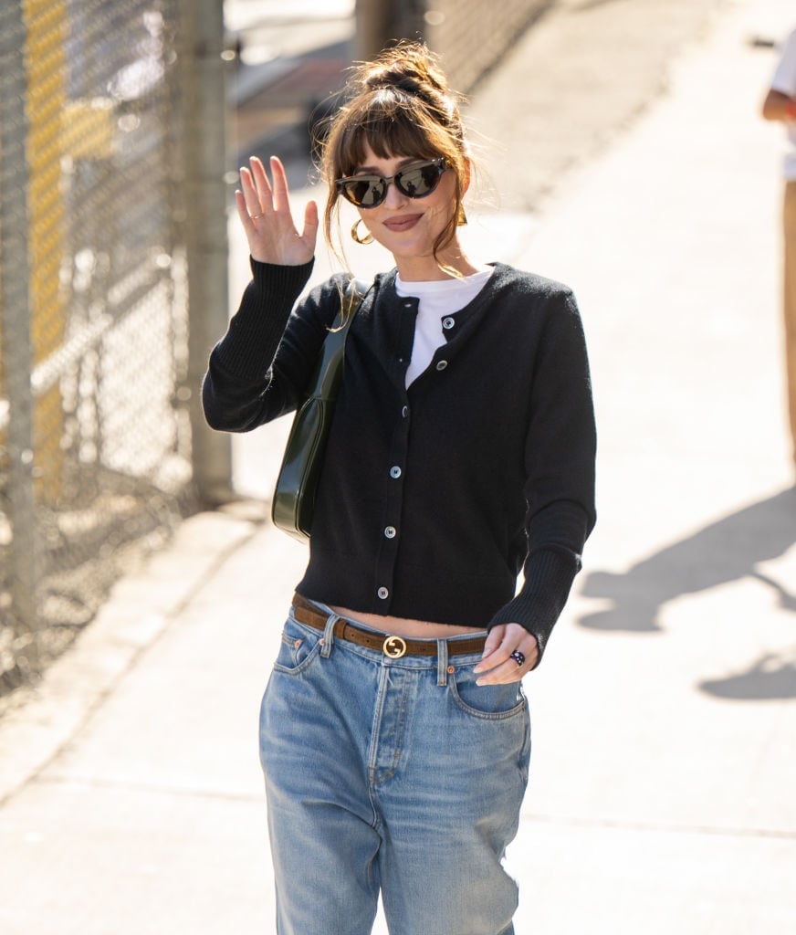 Logo Buckle Belt With Casual Layers Logo Buckle Belt With Casual Layers — Trendy Belt Outfits