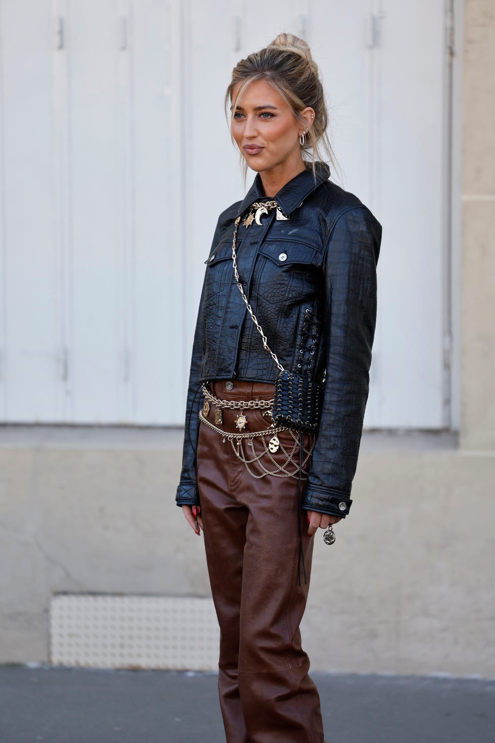 Layered Gold Chain Belts With Leather Layered Gold Chain Belts With Leather — Trendy Belt Outfits