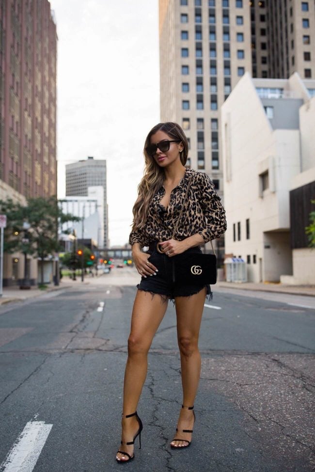 Black Belt Accents Denim Shorts Outfit With Strappy High Heels Black Belt Accents Denim Shorts Outfit With Strappy High Heels — Trendy Belt Outfits