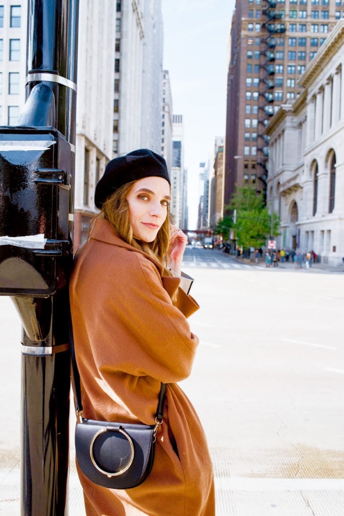 Long Brown Coat and Black Beret — Trendy Beret Outfits