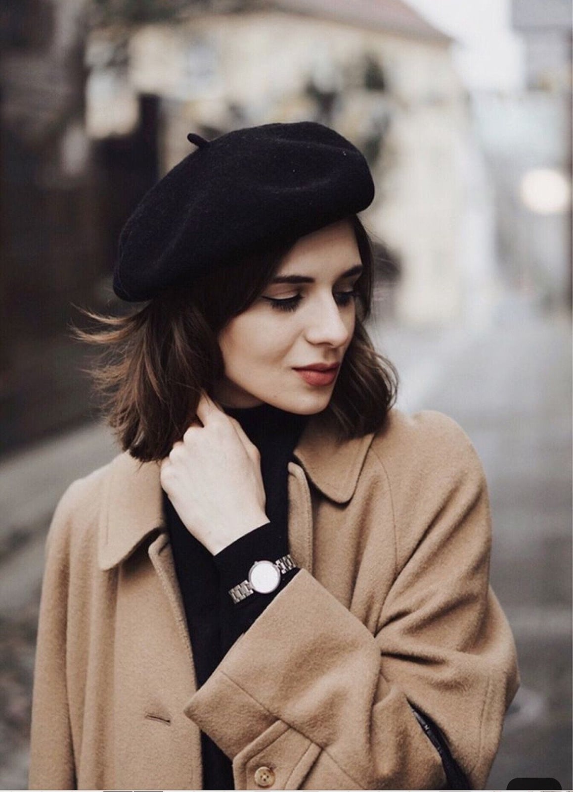 Classic Camel Coat and Black Beret — Trendy Beret Outfits