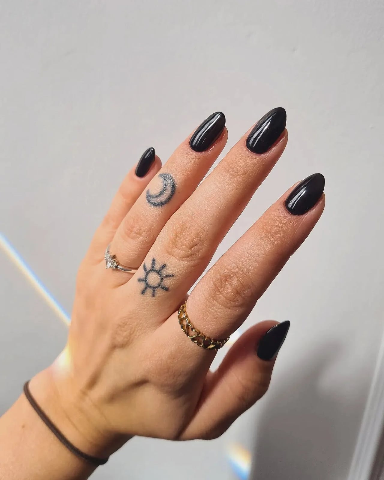 Medium Almond Glossy Black With Single Gold Line Medium Almond Glossy Black With Single Gold Line — Trendy Black Almond Nails