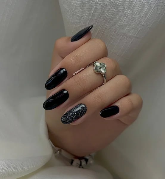 Medium Almond Glossy Black With Glitter Accent Medium Almond Glossy Black With Glitter Accent — Trendy Black Almond Nails