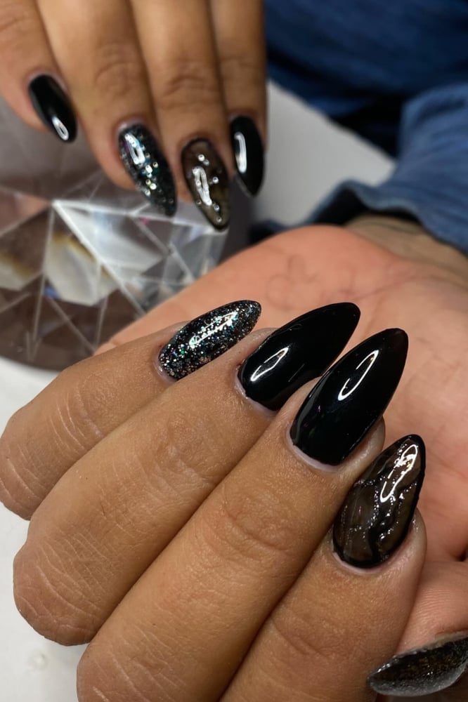 Medium Almond Mix Finish Black And Glitter Medium Almond Mix Finish Black And Glitter — Trendy Black Almond Nails