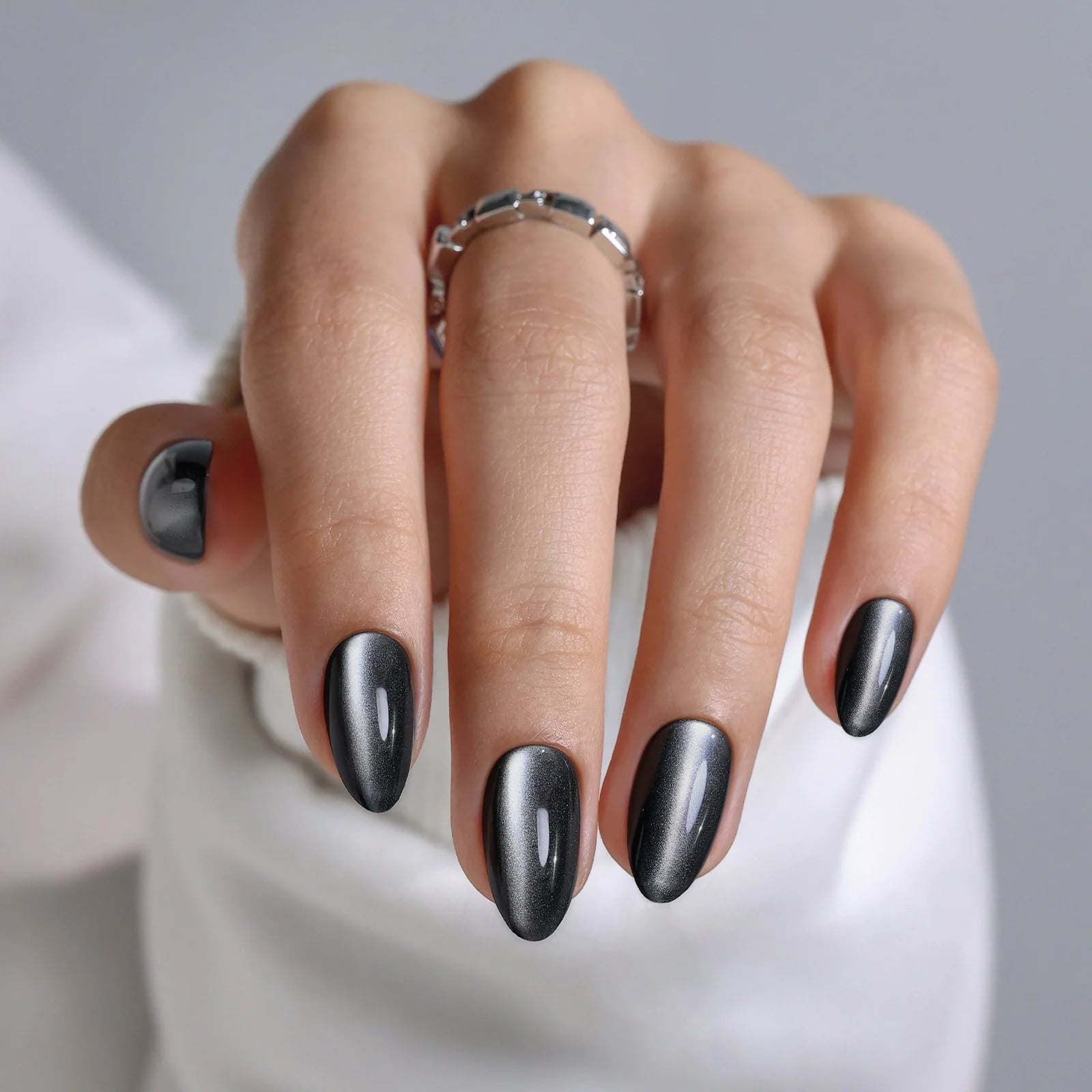 Medium Almond Dark Gray Silver Cat Eye Medium Almond Dark Gray Silver Cat Eye — Trendy Black Almond Nails