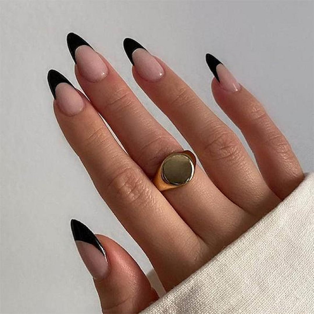 Medium Almond Classic Black French Tips, миндаль Medium Almond Classic Black French Tips, миндаль — Trendy Black Almond Nails