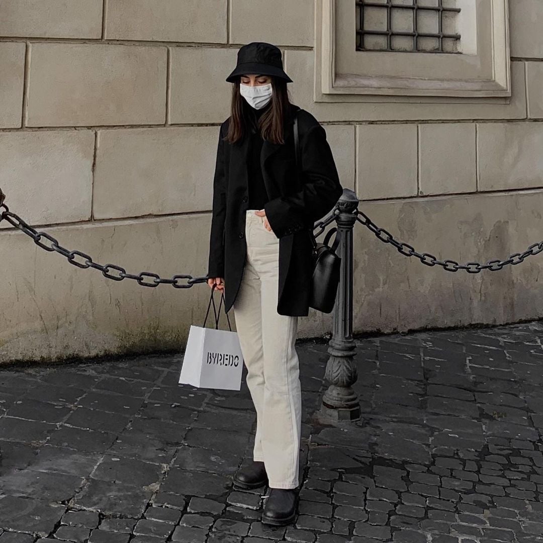 Black Coat Over Turtleneck and Cream Trousers Black Coat Over Turtleneck and Cream Trousers — Trendy Black and White Outfits