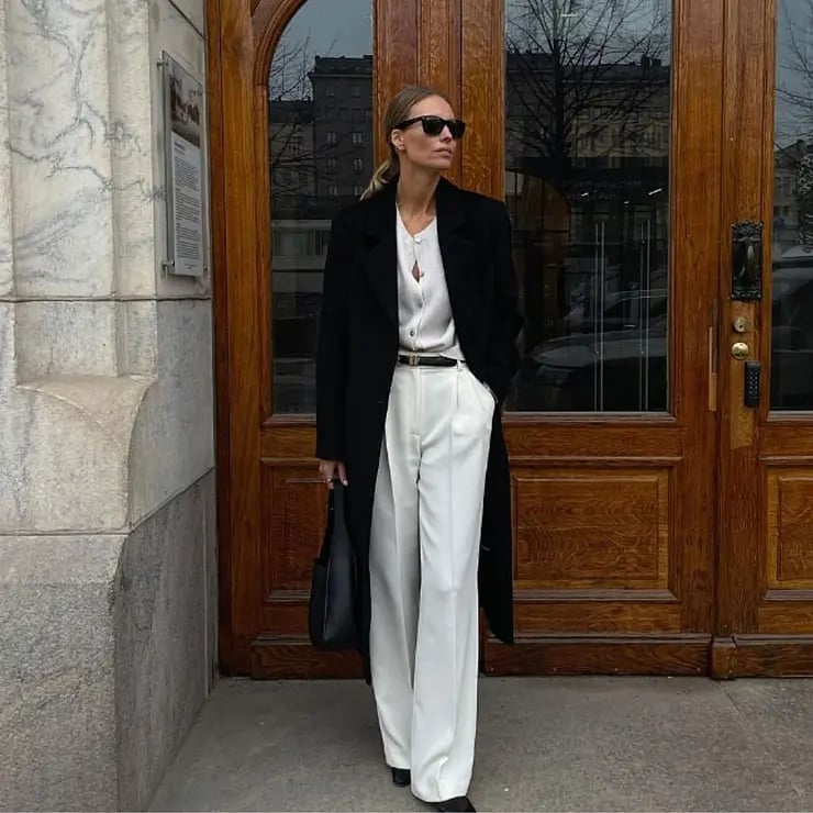Long Black Coat Over White Blouse and Trousers Long Black Coat Over White Blouse and Trousers — Trendy Black and White Outfits