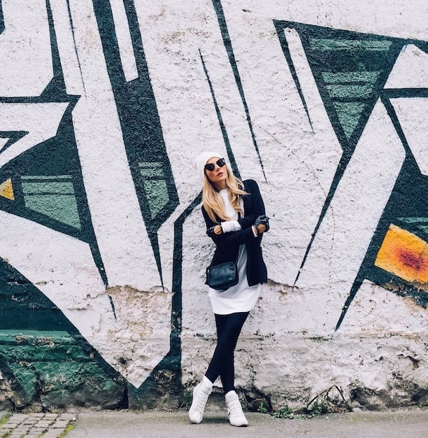 Oversized Blazer Over White Shirt and Leggings Oversized Blazer Over White Shirt and Leggings — Trendy Black and White Outfits