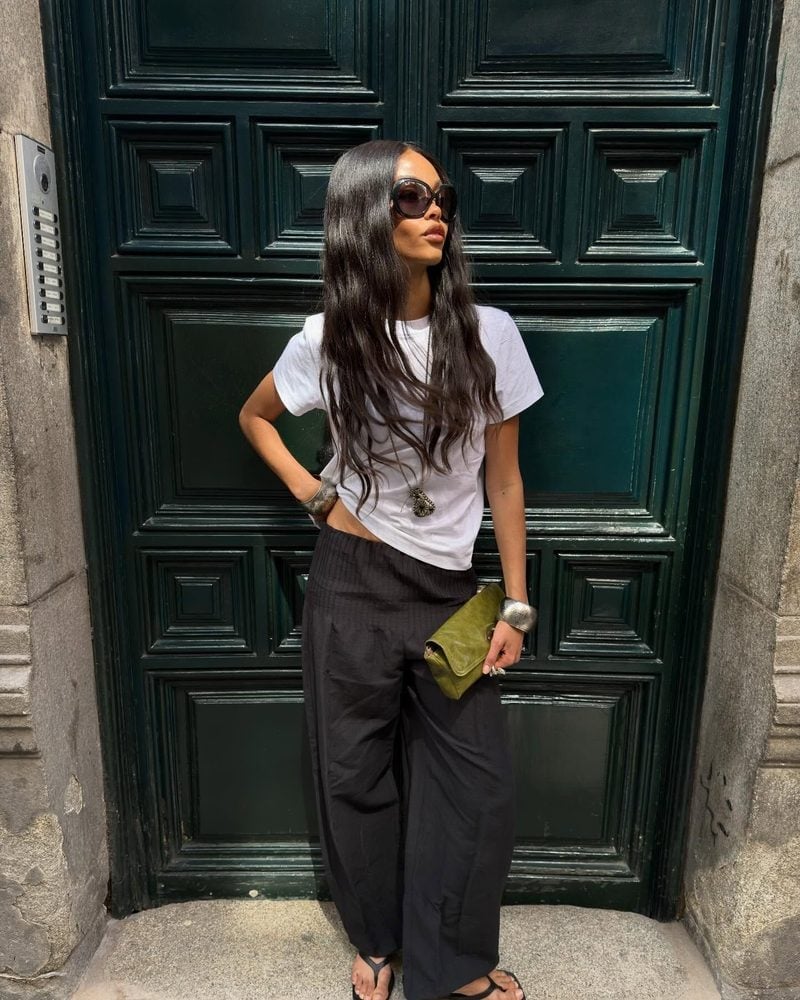 White T-Shirt With Textured Wide-Leg Trousers White T-Shirt With Textured Wide-Leg Trousers — Trendy Black and White Outfits