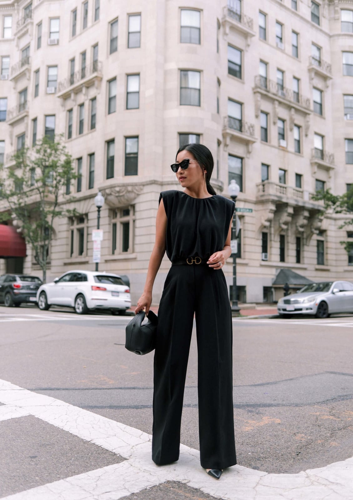 Monochromatic Black Outfit With Wide Leg Trousers And Shoulder Pads Monochromatic Black Outfit With Wide Leg Trousers And Shoulder Pads — Trendy Black Linen Pants Outfit