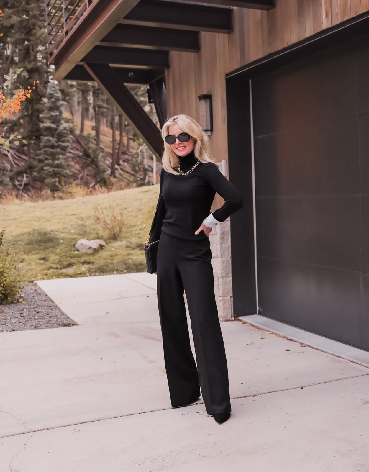 Monochromatic Black Workwear With Turtleneck Monochromatic Black Workwear With Turtleneck — Trendy Black Linen Pants Outfit