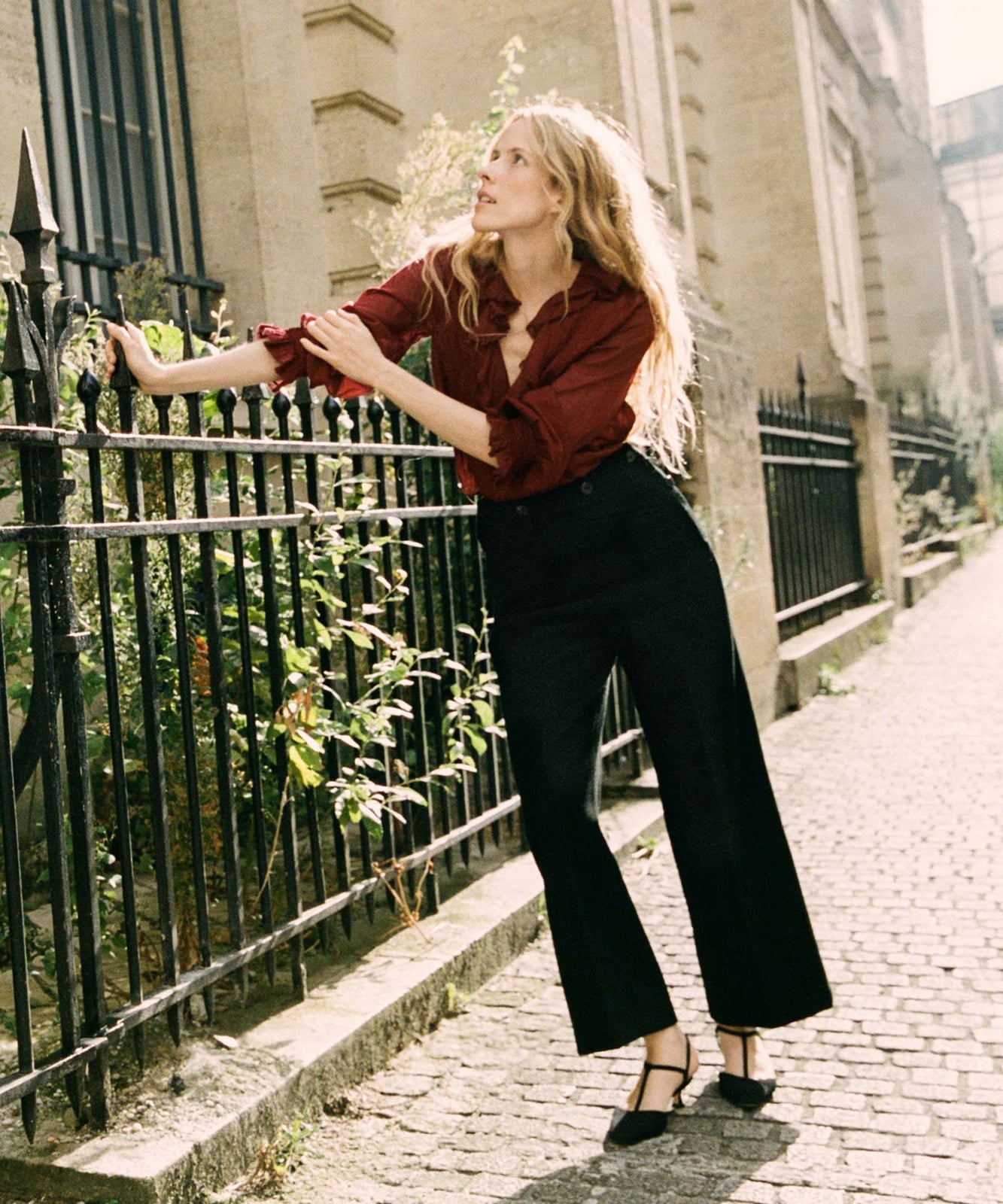 Casual Black Linen Trousers With Ruffled Blouse Casual Black Linen Trousers With Ruffled Blouse — Trendy Black Linen Pants Outfit