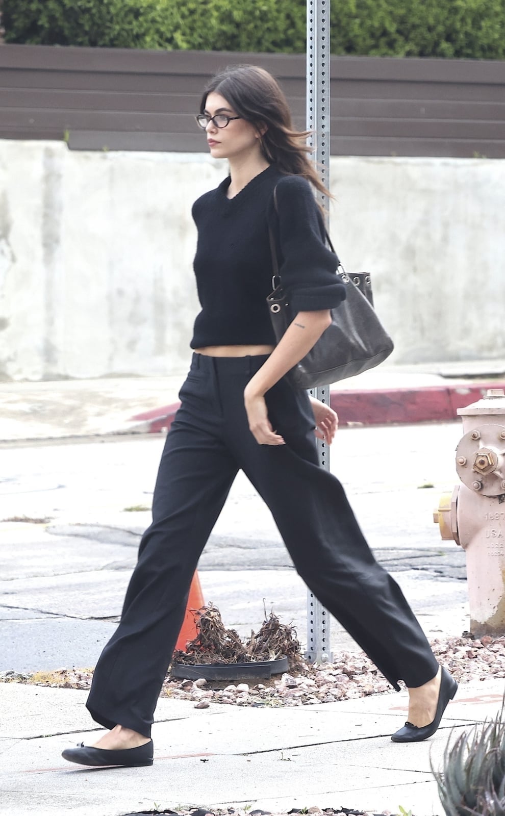 Casual Black Trousers With Cropped Sweater Casual Black Trousers With Cropped Sweater — Trendy Black Linen Pants Outfit
