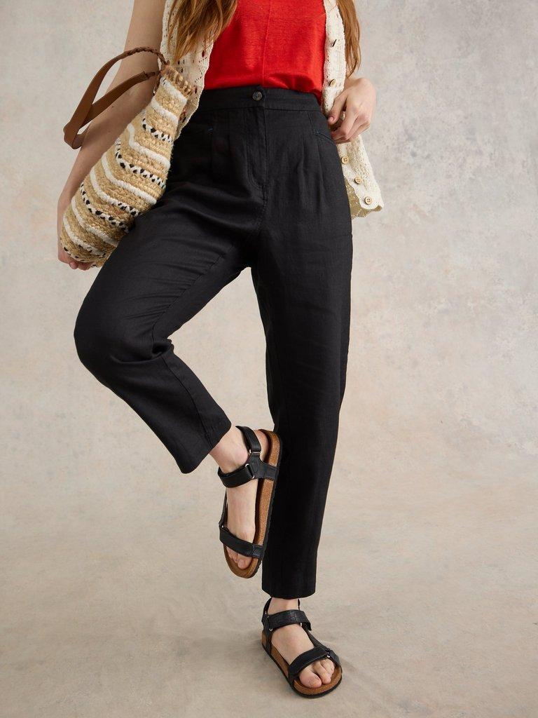 Black Linen Trousers With Cream Knit Vest Black Linen Trousers With Cream Knit Vest — Trendy Black Linen Pants Outfit