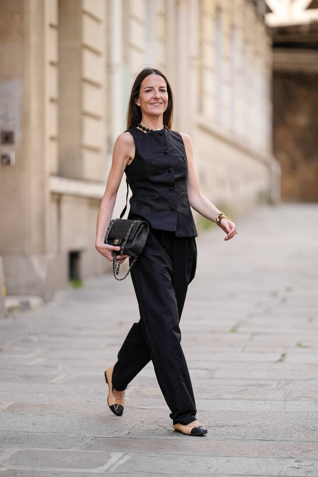 Monochromatic Black Linen Look With Sleeveless Vest Monochromatic Black Linen Look With Sleeveless Vest — Trendy Black Linen Pants Outfit