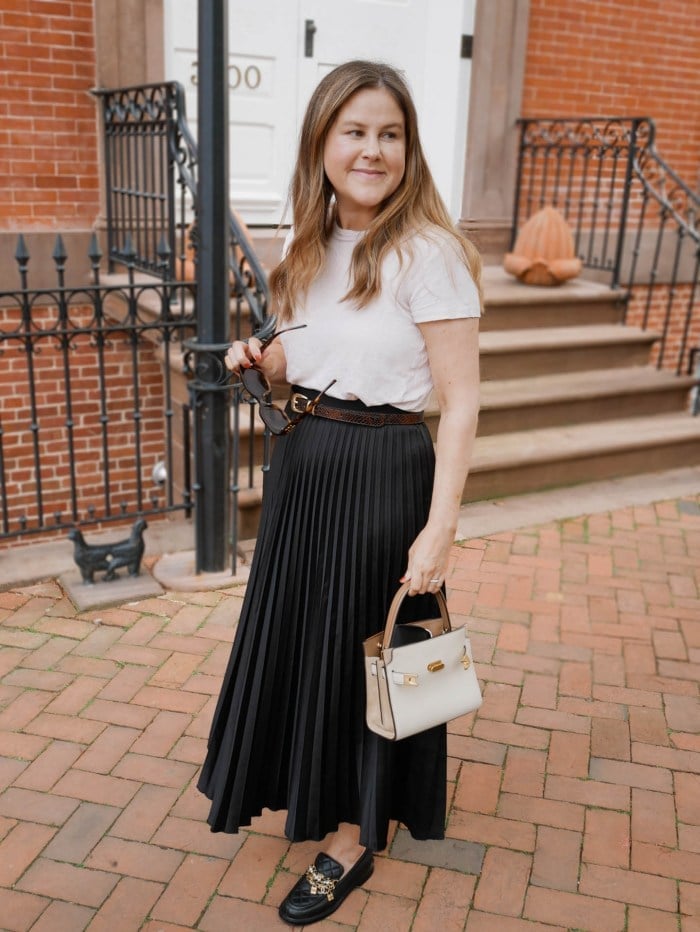 Black Loafers With Pleated Skirt And White T-Shirt Black Loafers With Pleated Skirt And White T-Shirt — Trendy Black Loafers Outfit