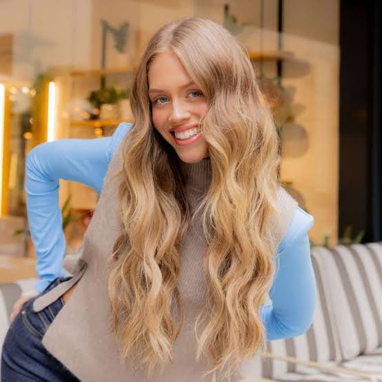 Mid-Back Layers With Blonde Balayage Highlights Mid-Back Layers With Blonde Balayage Highlights — Trendy Blonde Balayage