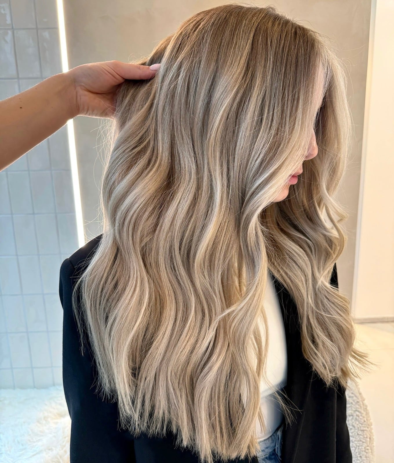 Mid-Back Beige Blonde Balayage With Root Shadow Mid-Back Beige Blonde Balayage With Root Shadow — Trendy Blonde Balayage