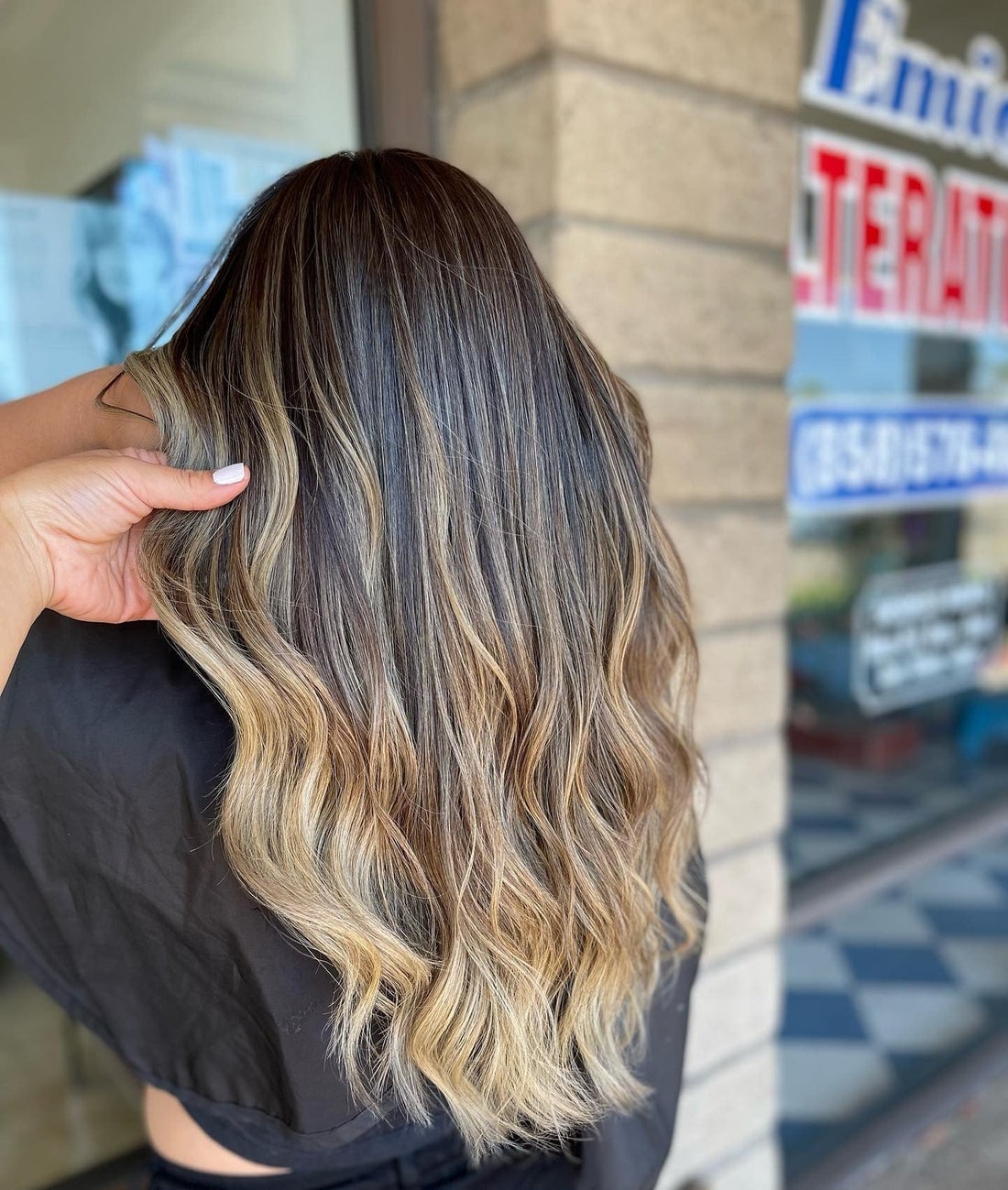 Mid-Back Blonde Balayage With Highlights and Loose Waves Mid-Back Blonde Balayage With Highlights and Loose Waves — Trendy Blonde Balayage