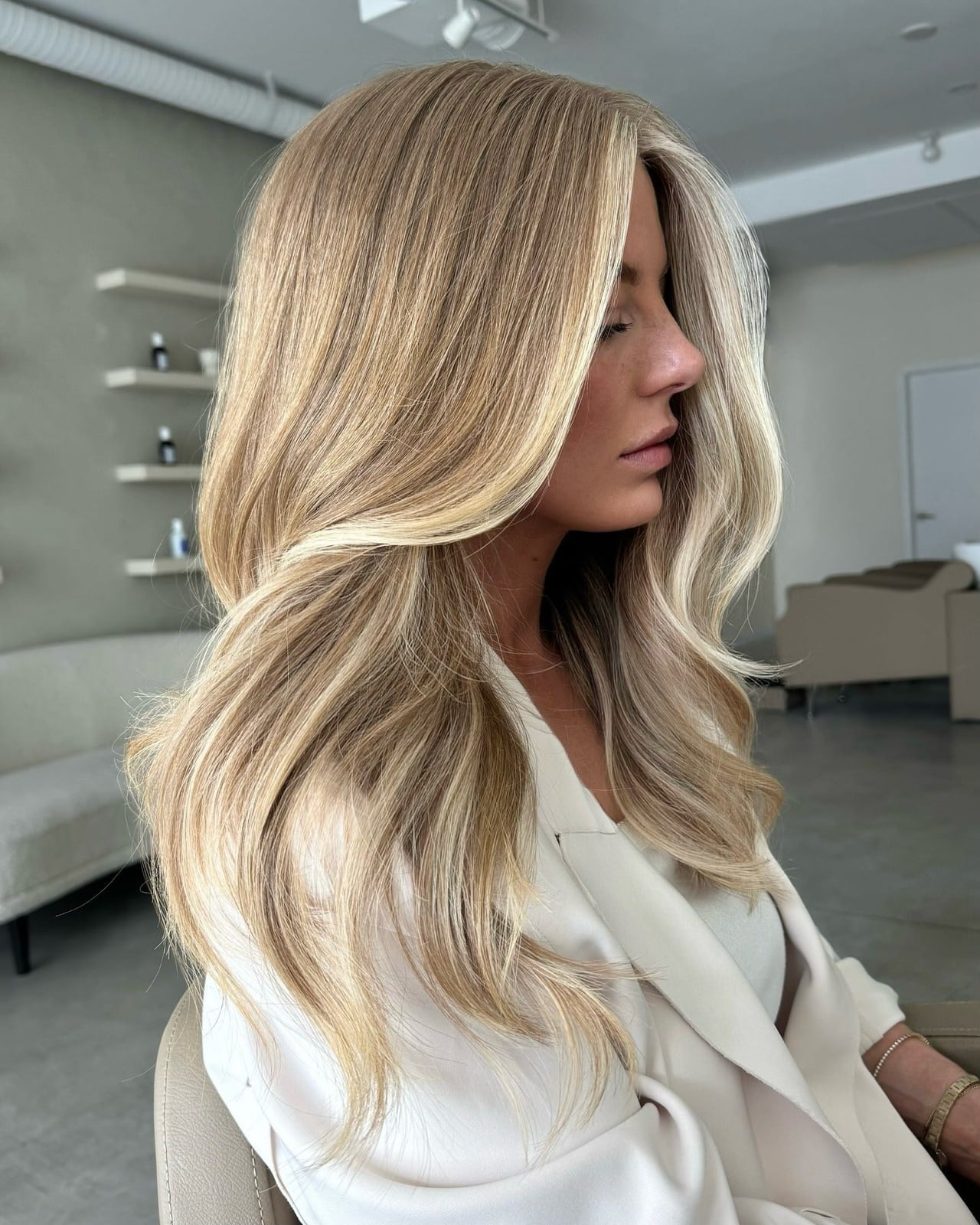 Collarbone Waves With Honey Blonde Balayage Collarbone Waves With Honey Blonde Balayage — Trendy Blonde Balayage