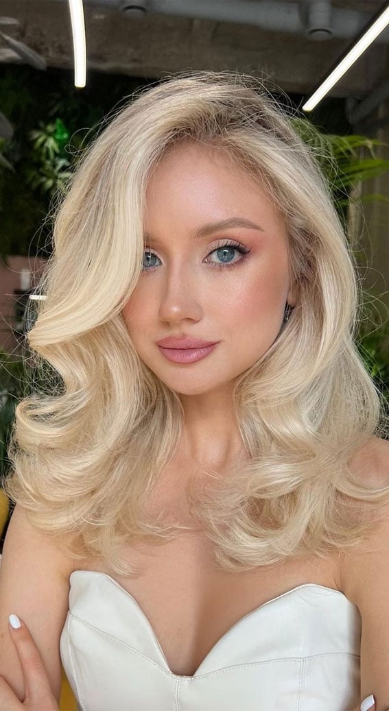 Warm Honey Blonde Collarbone Lob With Layers — Trendy Blonde Hairstyles