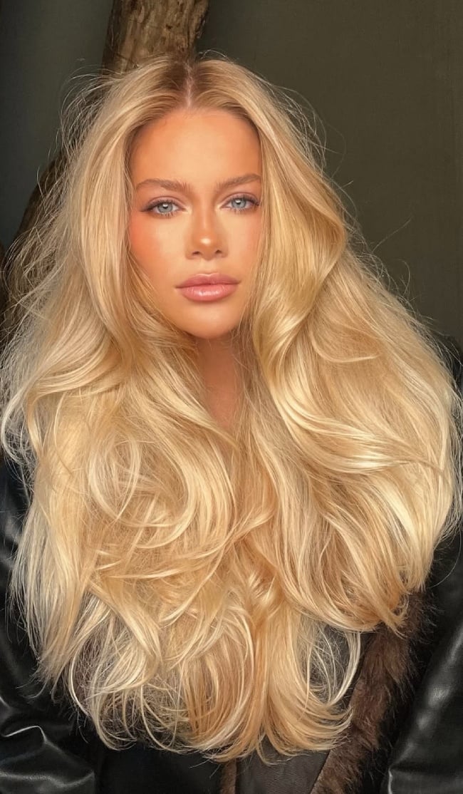 Long Golden Vanilla Blonde With Curtain Bangs Long Golden Vanilla Blonde With Curtain Bangs — Trendy Blonde Wavy Hair