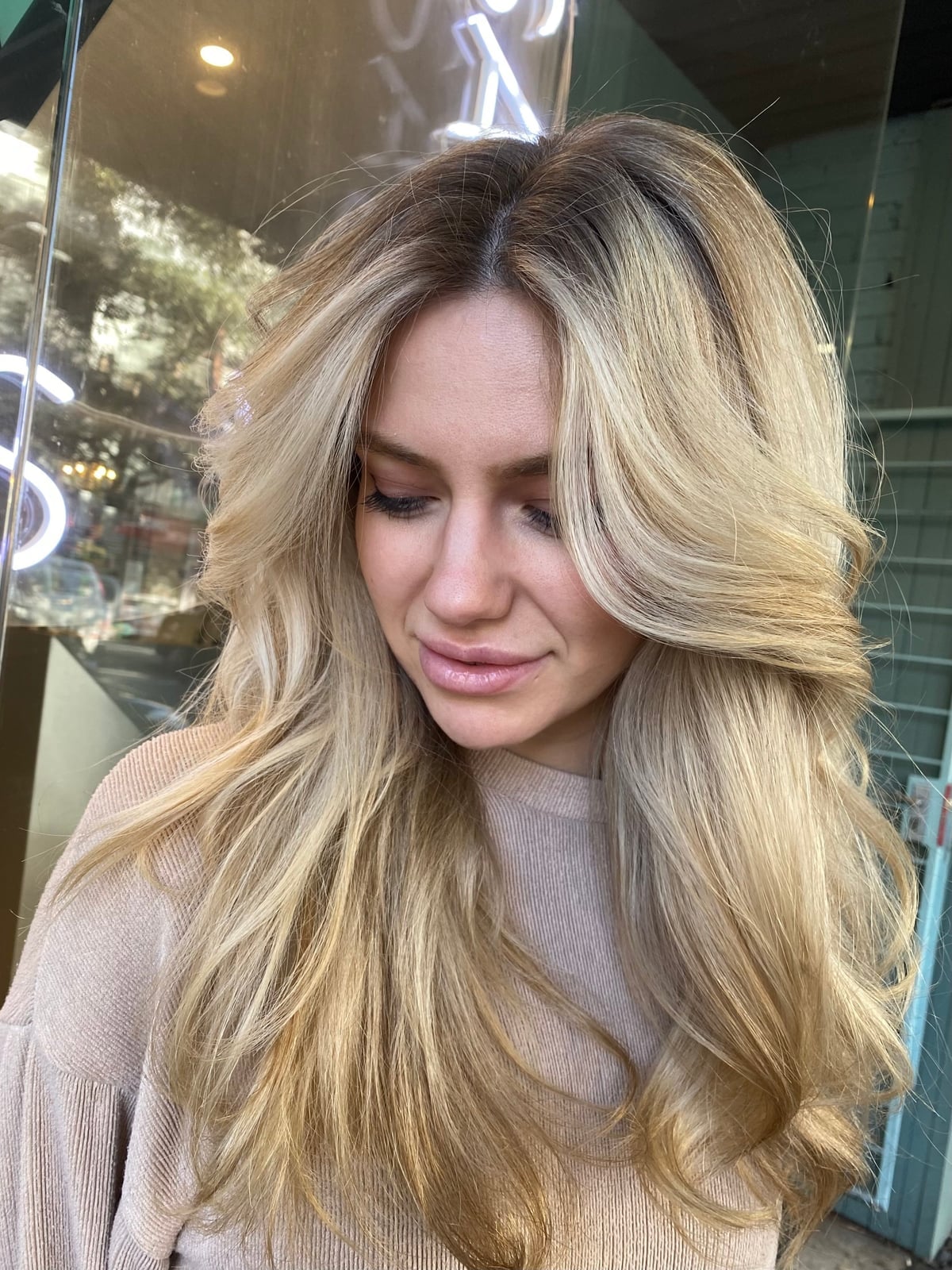 Collarbone Golden Blonde With Highlights And Curtain Bangs Collarbone Golden Blonde With Highlights And Curtain Bangs — Trendy Blonde Wavy Hair