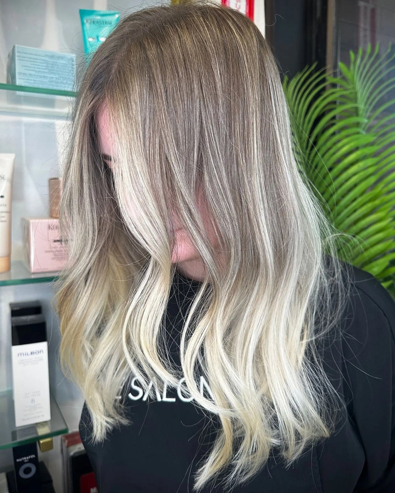 Shoulder Ash Blonde Balayage With Face-Framing Pieces Shoulder Ash Blonde Balayage With Face-Framing Pieces — Trendy Blonde Wavy Hair