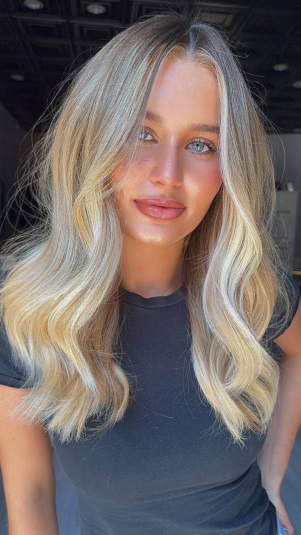 Collarbone Ash Blonde With Face-Framing Highlights Collarbone Ash Blonde With Face-Framing Highlights — Trendy Blonde Wavy Hair