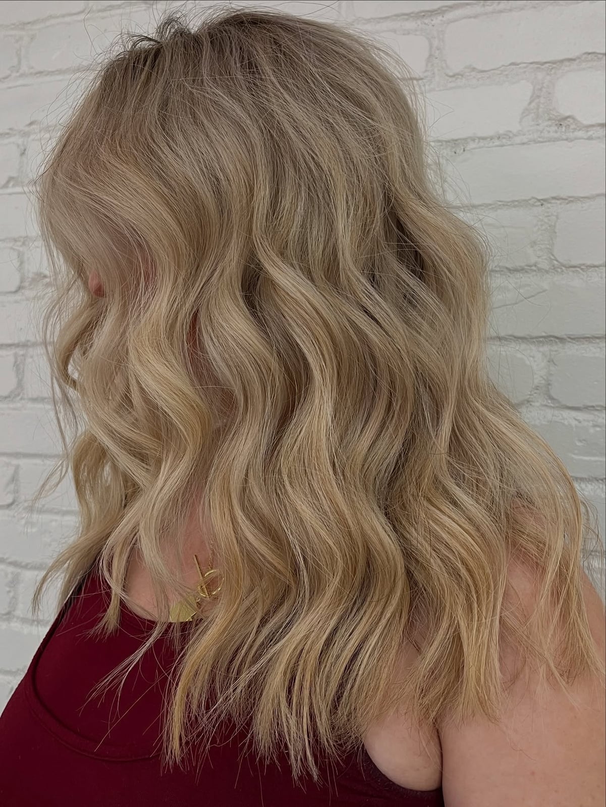 Collarbone Ash Blonde With Highlights And Curtain Bangs, Layers Collarbone Ash Blonde With Highlights And Curtain Bangs, Layers — Trendy Blonde Wavy Hair