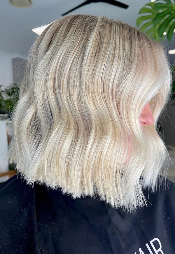 Collarbone Blunt Lob Icy Blonde With Waves, Close-Up Take Collarbone Blunt Lob Icy Blonde With Waves, Close-Up Take — Trendy Blonde Wavy Hair