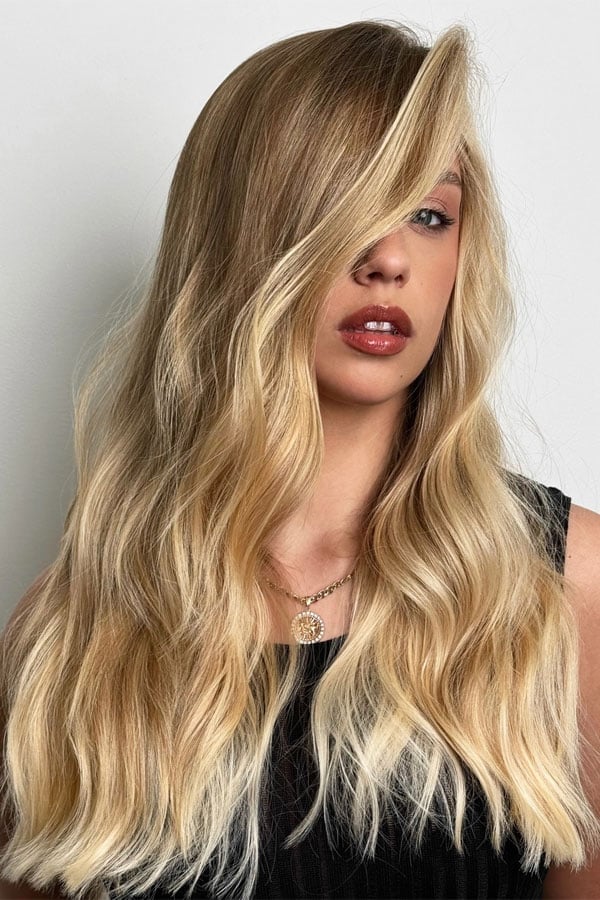 Mid-Back Honey Blonde With Highlights And Curtain Bangs Mid-Back Honey Blonde With Highlights And Curtain Bangs — Trendy Blonde Wavy Hair