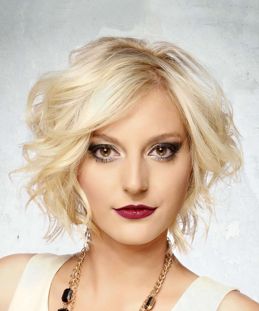 Chin Bob Platinum Blonde With Loose Waves Chin Bob Platinum Blonde With Loose Waves — Trendy Blonde Wavy Hair