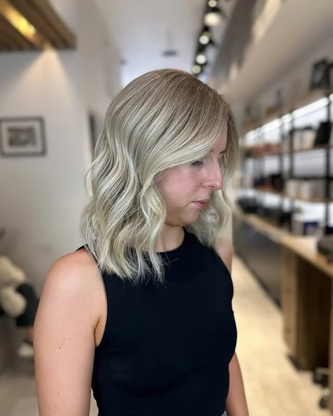 Collarbone Ash Blonde Wavy Lob With Side Part, Close-Up Take Collarbone Ash Blonde Wavy Lob With Side Part, Close-Up Take — Trendy Blonde Wavy Hair