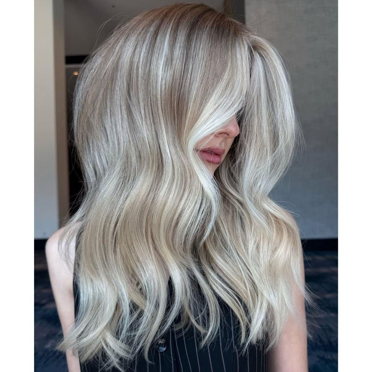 Mid-Back Vanilla Blonde With Money Piece And Layers Mid-Back Vanilla Blonde With Money Piece And Layers — Trendy Blonde Wavy Hair