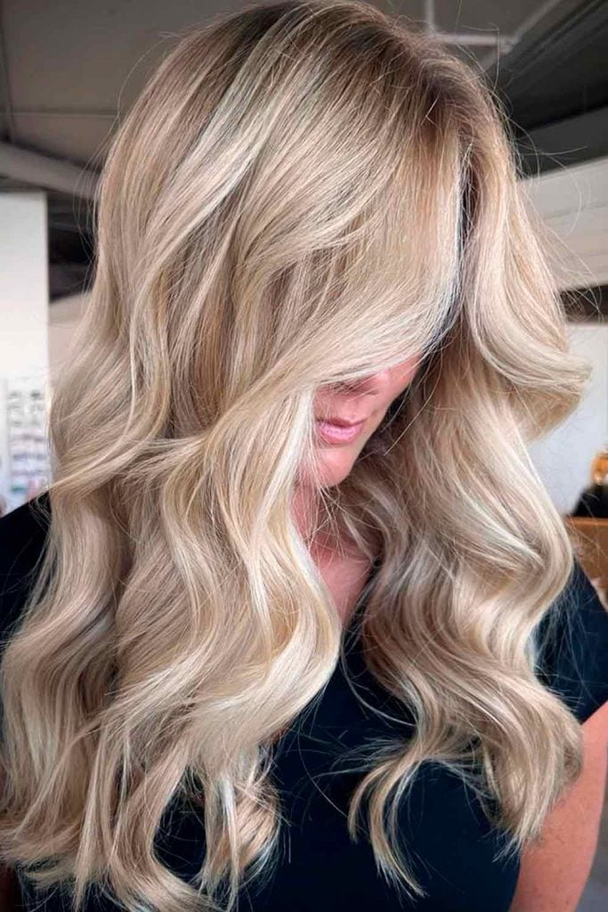 Collarbone Ash Blonde With Soft Waves, Layers Collarbone Ash Blonde With Soft Waves, Layers — Trendy Blonde Wavy Hair