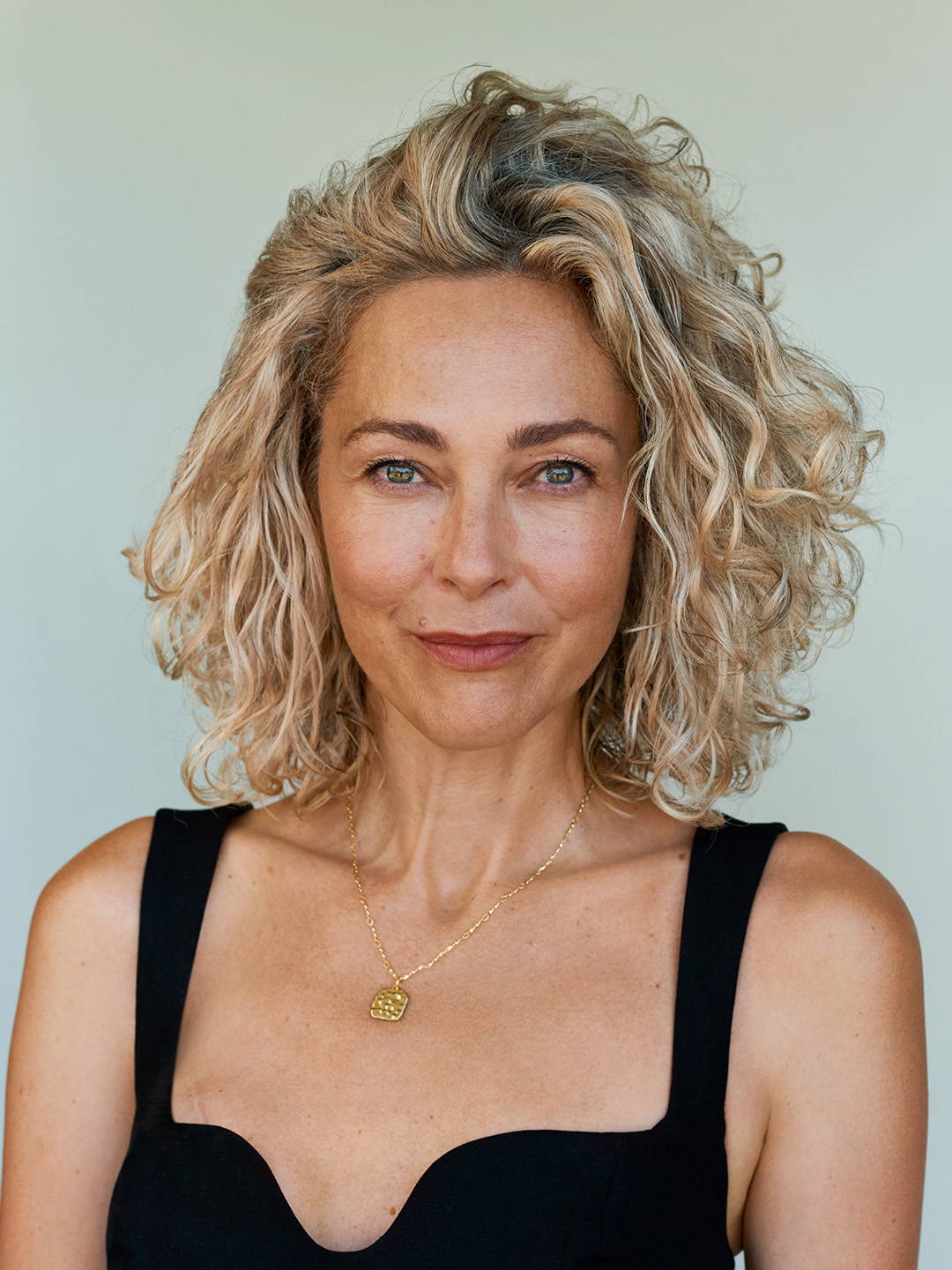 Shoulder Ash Blonde With Subtle Highlights Air Dried Shoulder Ash Blonde With Subtle Highlights Air Dried — Trendy Blonde Wavy Hair