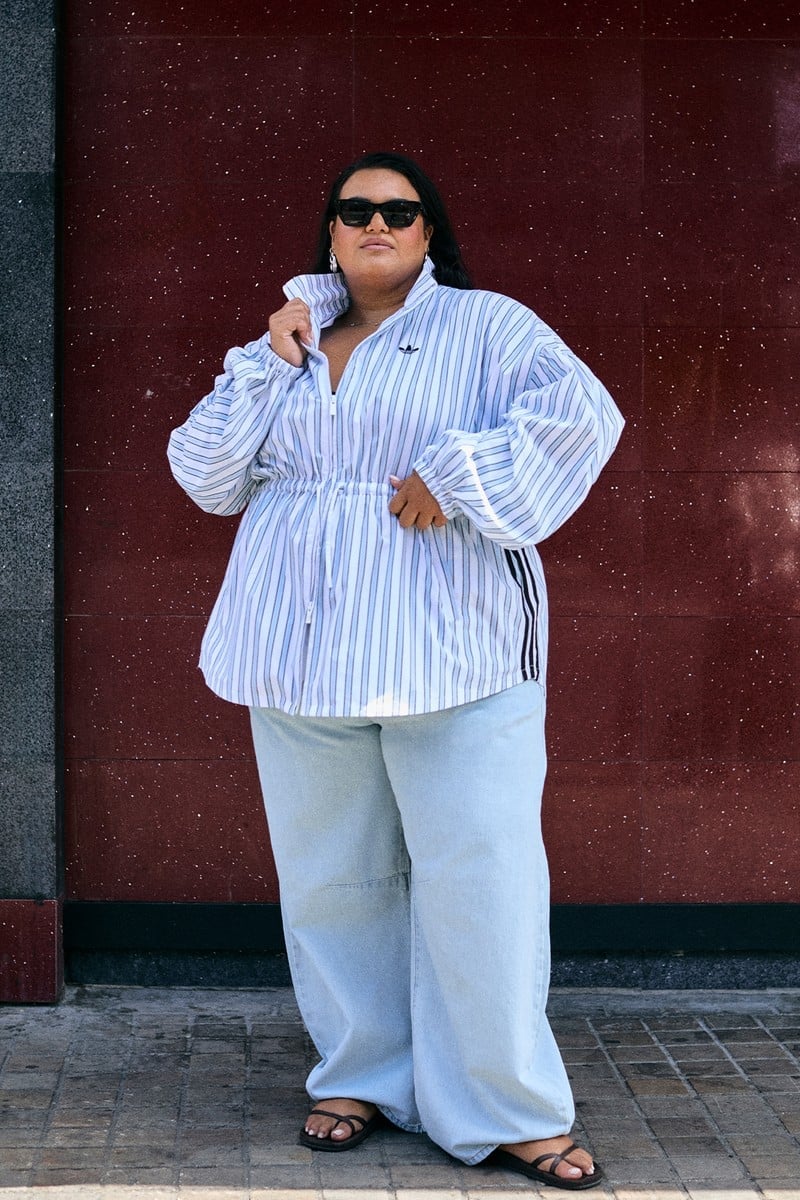Oversized Striped Shirt with Light Blue Wide-Leg Jeans Oversized Striped Shirt with Light Blue Wide-Leg Jeans — Trendy Blue and White Outfits