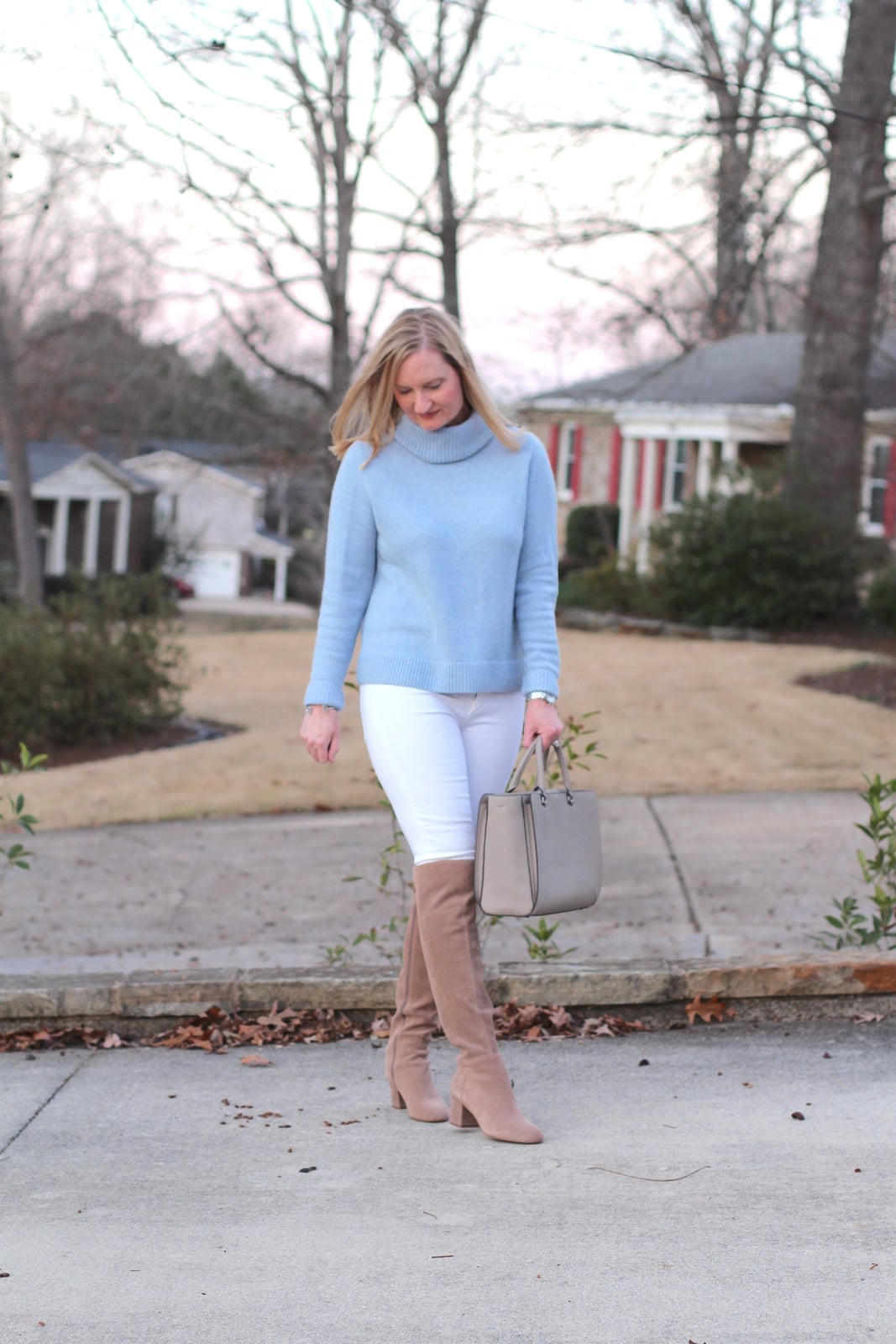 White Jeans with Light Blue Turtleneck Sweater White Jeans with Light Blue Turtleneck Sweater — Trendy Blue and White Outfits