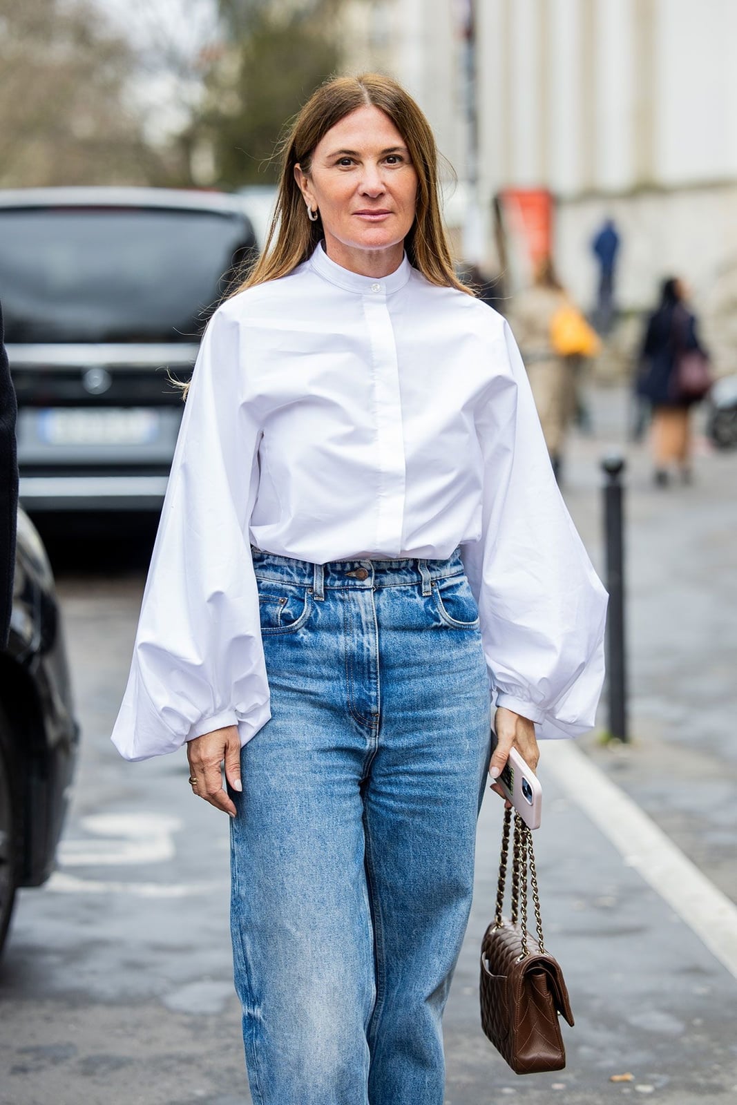 Oversized White Cotton Blouse and Blue Jeans Oversized White Cotton Blouse and Blue Jeans — Trendy Blue and White Outfits