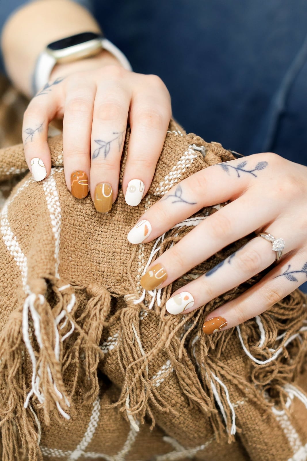 Short Oval Neutral Abstract Line Art Nails Short Oval Neutral Abstract Line Art Nails — Trendy Boho Nails