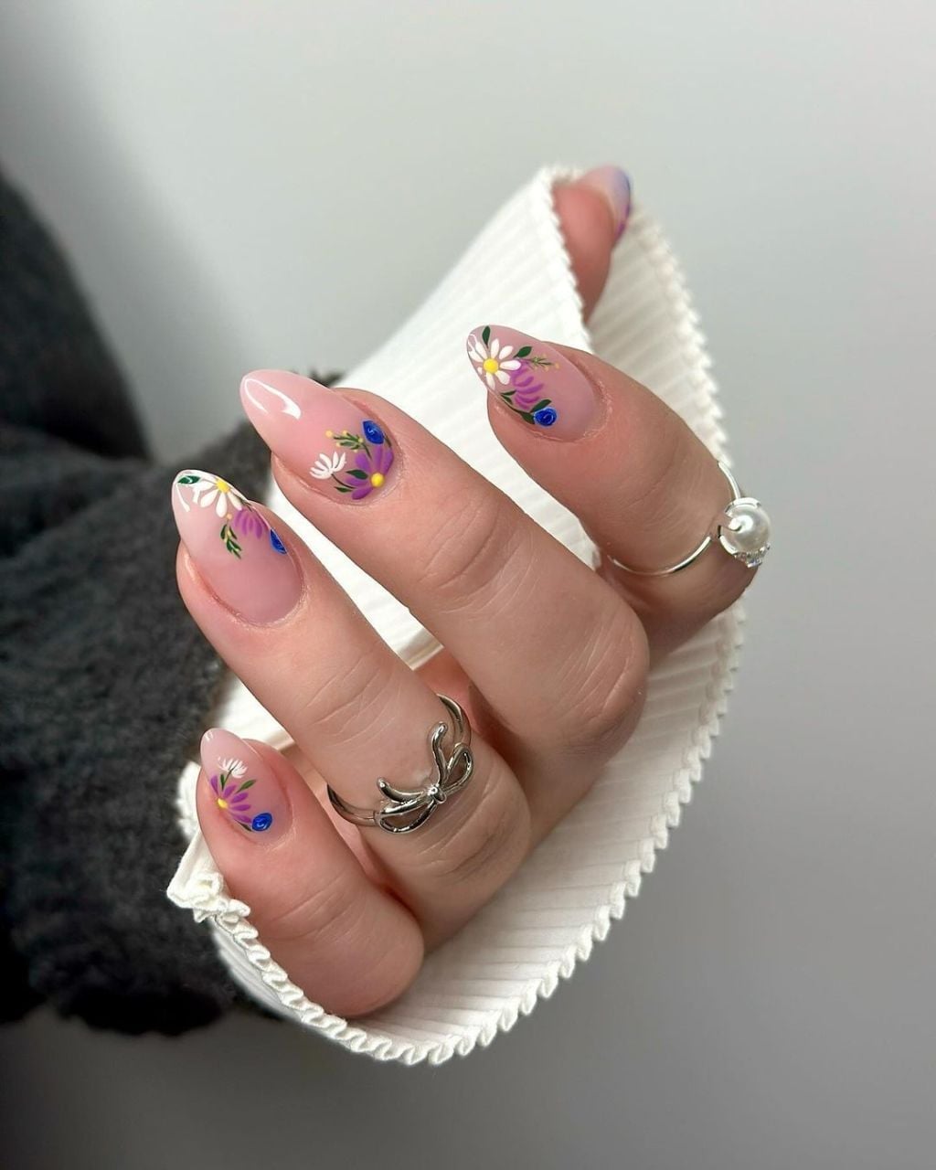Medium Almond Sheer Pink With Floral Art Medium Almond Sheer Pink With Floral Art — Trendy Boho Nails