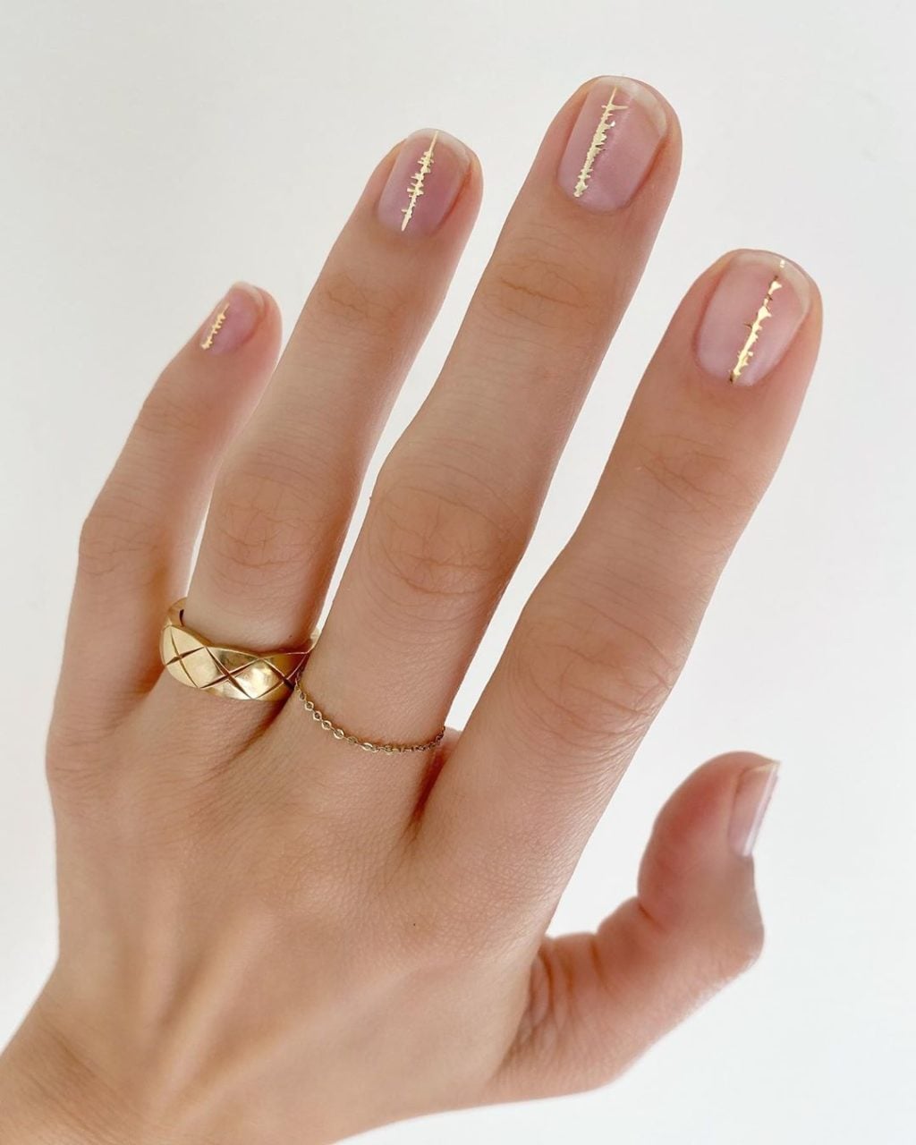 Short Almond Nails With Delicate Gold Lines Short Almond Nails With Delicate Gold Lines — Trendy Bride Nail